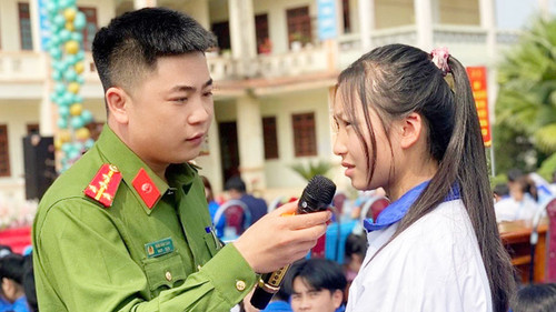 Công an tỉnh Lai Châu tuyên truyền các biện pháp phòng, chống tội phạm mua bán người trong học sinh, sinh viên. (Ảnh: HOÀNG PHONG) Công an tỉnh Lai Châu tuyên truyền các biện pháp phòng, chống tội phạm mua bán người trong học sinh, sinh viên. (Ảnh: HOÀNG PHONG)
