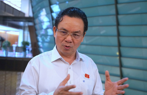 Đại biểu Hoàng Văn Cường (Hà Nội) trả lời phỏng vấn báo chí bên hành lang Quốc hội. (Ảnh: TRUNG HƯNG)