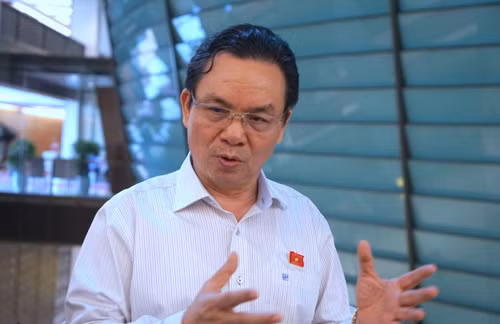 Đại biểu Hoàng Văn Cường (Hà Nội) trả lời phỏng vấn báo chí bên hành lang Quốc hội. (Ảnh: TRUNG HƯNG)