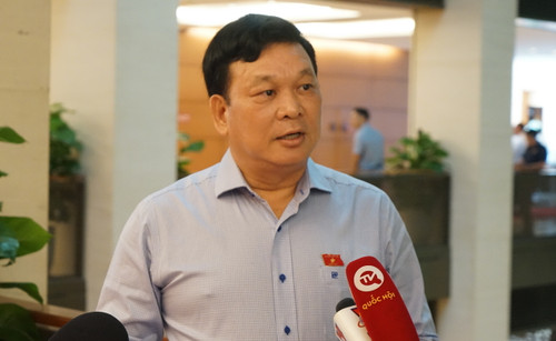 Đại biểu Vũ Ngọc Long (Bình Phước) chia sẻ với phóng viên bên lề Kỳ họp thứ 7. (Ảnh: TRUNG HƯNG)