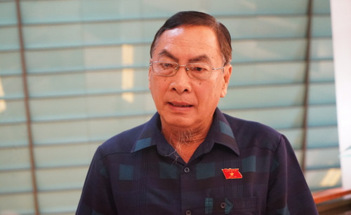 Đại biểu Phạm Văn Hòa (Đồng Tháp) trả lời phỏng vấn bên lề Kỳ họp thứ 7. (Ảnh: TRUNG HƯNG)