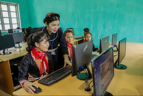 Chuyển đổi số giúp người dân đến gần hơn với các chính sách dân tộc. (Ảnh: baochinhphu.vn)