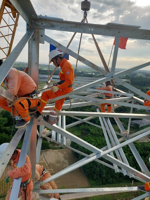 Công nhân ngành điện cheo leo trên độ cao hàng trăm mét thi công đường dây 500kV mạch 3.