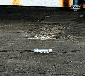 Vật thể hình trụ thứ hai không phát nổ tại hiện trường. (Ảnh: ASAHI)