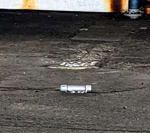 Vật thể hình trụ thứ hai không phát nổ tại hiện trường. (Ảnh: ASAHI)