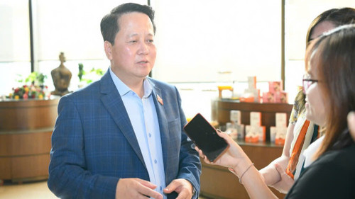 Đại biểu Hoàng Anh Công chia sẻ với phóng viên bên hành lang Quốc hội. (Ảnh: TRUNG HƯNG)