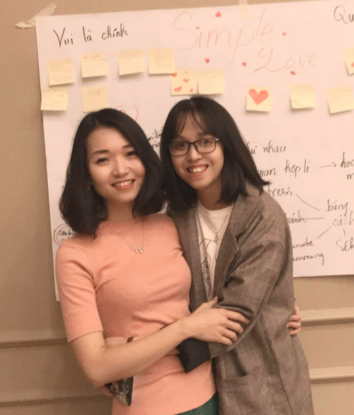 Thu Trang (phải) cùng bà Cát Tường - đồng sáng lập kiêm Giám đốc điều hành VietSeeds. (Ảnh: Nhân vật cung cấp)