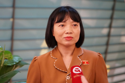 Đại biểu Nguyễn Thị Việt Nga (Hải Dương) trao đổi với báo giới bên hành lang Quốc hội. (Ảnh: TRUNG HƯNG)