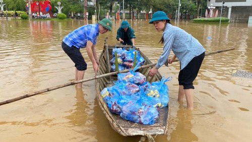 Bí thư Đảng ủy phường Nguyễn Thái Học Phạm Thị Mơ (bìa phải) tham gia công tác cứu trợ người dân bị ảnh hưởng bão lũ trong cơn bão số 3. Bí thư Đảng ủy phường Nguyễn Thái Học Phạm Thị Mơ (bìa phải) tham gia công tác cứu trợ người dân bị ảnh hưởng bão lũ trong cơn bão số 3.