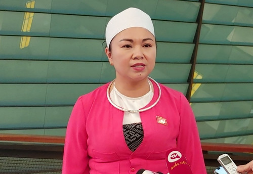 Đại biểu Quốc hội Đặng Bích Ngọc, người dân tộc Mường (Đoàn đại biểu Quốc hội tỉnh Hòa Bình), trả lời phỏng vấn báo chí bên hành lang Quốc hội. (Ảnh: TRUNG HƯNG) Đại biểu Quốc hội Đặng Bích Ngọc, người dân tộc Mường (Đoàn đại biểu Quốc hội tỉnh Hòa Bình), trả lời phỏng vấn báo chí bên hành lang Quốc hội. (Ảnh: TRUNG HƯNG)