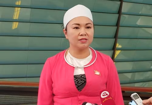Đại biểu Quốc hội Đặng Bích Ngọc, người dân tộc Mường (Đoàn đại biểu Quốc hội tỉnh Hòa Bình), trả lời phỏng vấn báo chí bên hành lang Quốc hội. (Ảnh: TRUNG HƯNG)