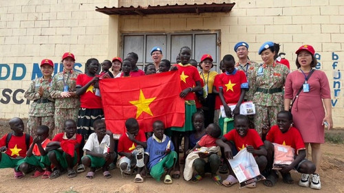 Tổ phụ nữ và Đoàn thanh niên Bệnh viện dã chiến cấp 2.4 của Việt Nam tổ chức các hoạt động dân vận (hoạt động CIMIC) tại một trường học ở Nam Sudan. (Ảnh do Bệnh viện dã chiến số 2.4 của Việt Nam cung cấp)