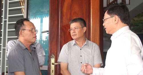 Phó Chủ tịch Ủy ban nhân dân tỉnh Thanh Hóa Mai Xuân Liêm (ngoài cùng bên phải) và đoàn công tác nắm bắt tâm tư, nguyện vọng của người dân bị ảnh hưởng nhà ở bởi hành lang tuyến dự án đường dây 500kV mạch 3 trên địa bàn xã Tế Lợi, huyện Nông Cống. (Ảnh: Báo Thanh Hóa)