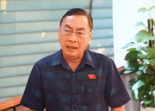 Đại biểu Phạm Văn Hòa (Đồng Tháp) chia sẻ với phóng viên bên hành lang Quốc hội. (Ảnh: TRUNG HƯNG)