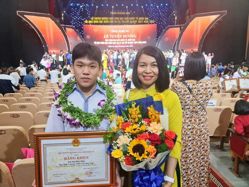 Ngô Đức Hiếu (trái) được Chủ tịch Ủy ban nhân dân tỉnh Nghệ An tặng bằng khen vì đạt điểm số cao trong Kỳ thi Trung học phổ thông quốc gia năm 2022. (Ảnh: Nhân vật cung cấp)