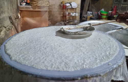 Những chiếc bánh tròn vành mang những ước mong trọn vẹn của người dân địa phương trong năm mới.