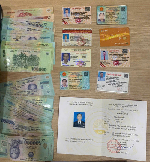 Cơ quan Công an thu giữ số tiền và giấy tờ liên quan. Cơ quan Công an thu giữ số tiền và giấy tờ liên quan.