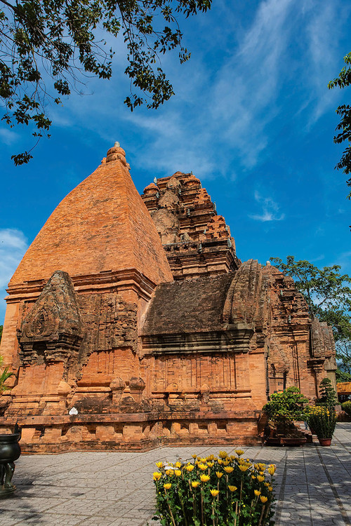 Tháp Đông Bắc (tháp Chính) được xây dựng lần đầu tiên vào các năm 813-817 và trải qua những biến cố của lịch sử, tháp đã được xây dựng lại vào khoảng giữa thế kỷ XI. Tháp Đông Bắc (tháp Chính) được xây dựng lần đầu tiên vào các năm 813-817 và trải qua những biến cố của lịch sử, tháp đã được xây dựng lại vào khoảng giữa thế kỷ XI.