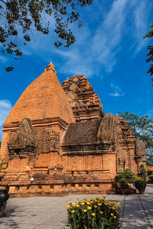 Tháp Đông Bắc (tháp Chính) được xây dựng lần đầu tiên vào các năm 813-817 và trải qua những biến cố của lịch sử, tháp đã được xây dựng lại vào khoảng giữa thế kỷ XI.