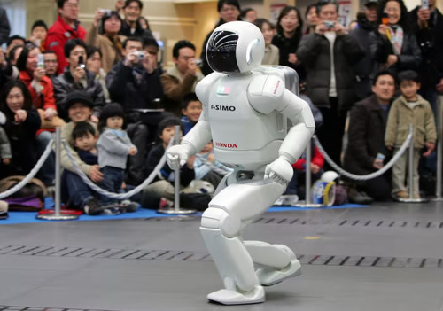 Robot Asimo của Honda di chuyển trong một sự kiện ở Tokyo năm 2006. (Ảnh: Reuters)