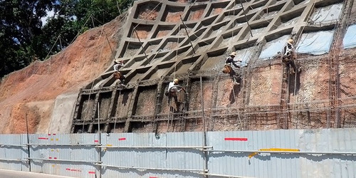 Một hệ thống tường chắn bê-tông cốt thép gia cố mái dốc để ngăn sạt lở đất. (Ảnh: JICA)