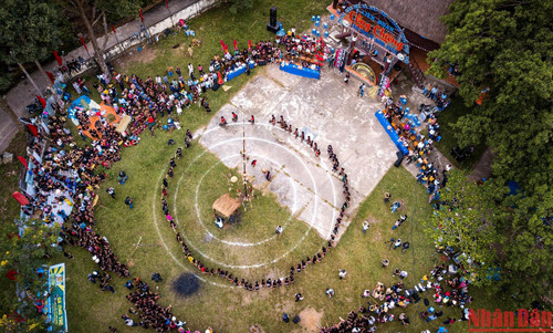Toàn cảnh liên hoan Cồng chiêng - múa xoang nhìn từ trên cao. (Ảnh: THÀNH ĐẠT)