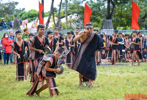 Trình diễn cồng chiêng là nét văn hóa đặc trưng không thể thiếu của Tây Nguyên.