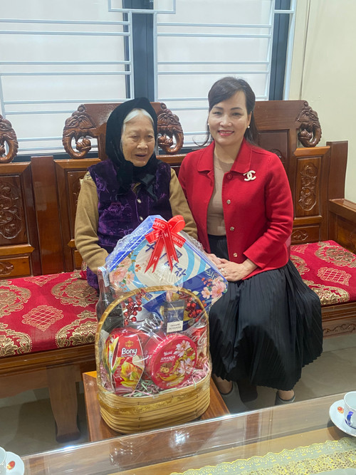 Đồng chí Nguyễn Thị Hải Anh, Tỉnh ủy viên, Giám đốc Sở Lao động-Thương binh và Xã hội tỉnh Lào Cai trao quà cho Mẹ Việt Nam Anh hùng Trần Thị Doanh. Đồng chí Nguyễn Thị Hải Anh, Tỉnh ủy viên, Giám đốc Sở Lao động-Thương binh và Xã hội tỉnh Lào Cai trao quà cho Mẹ Việt Nam Anh hùng Trần Thị Doanh.