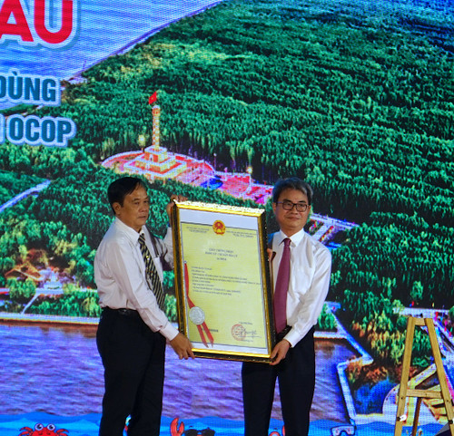 Đại diện Cục Sở hữu trí tuệ trao giấy chứng nhận chỉ dẫn địa lý cho sản phẩm Cua Cà Mau tối 23/12.