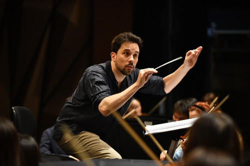 Nhạc trưởng Olivier Ochanine.