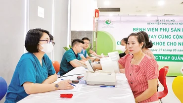 Chương trình khám sức khỏe sinh sản cho công nhân tại Khu công nghiệp Thạch Thất - Quốc Oai do Liên đoàn Lao động thành phố Hà Nội phối hợp với các đơn vị liên quan tổ chức. (Ảnh HÀ PHONG) 