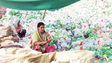 Cơ sở tái chế chai nhựa tại Lahor, Pakistan. (Ảnh TÂN HOA XÃ) 