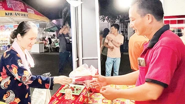 Người tiêu dùng chọn mua thực phẩm giảm giá tại Hội chợ khuyến mãi "Shopping Season" năm 2023. (Ảnh CTV) 