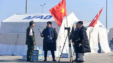 Phóng viên Báo Nhân Dân tác nghiệp tại các vùng chịu ảnh hưởng bởi động đất tại Thổ Nhĩ Kỳ tháng 3/2023. (Ảnh THÀNH ÐẠT) 