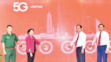 Ðại diện lãnh đạo tỉnh Bạc Liêu bấm nút khai trương dịch vụ 5G. 