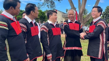 Ðồng chí Nguyễn Ðình Trung (ngoài cùng bên phải) thăm hỏi đồng bào dân tộc thiểu số xã Ea Tiêu, huyện Cư Kuin trong Ngày hội Ðại đoàn kết toàn dân tộc năm 2022. 