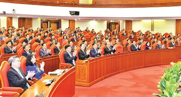 Các đồng chí lãnh đạo Ðảng, Nhà nước và các đại biểu dự phiên bế mạc Hội nghị. (Ảnh ÐĂNG KHOA) 