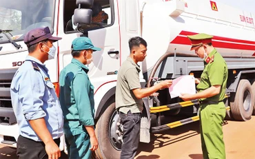 Lực lượng chức năng kiểm soát phương tiện vào khu vực công trường dự án sân bay Long Thành. 