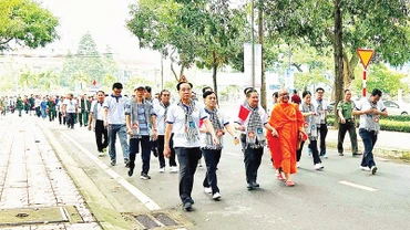 Người dân Cần Thơ tham gia chương trình đi bộ đồng hành “Vì người nghèo”.