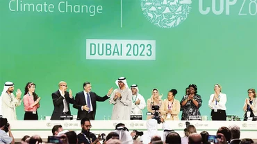 Các đại biểu tại COP28 chúc mừng về thỏa thuận được thông qua. (Ảnh REUTERS) 