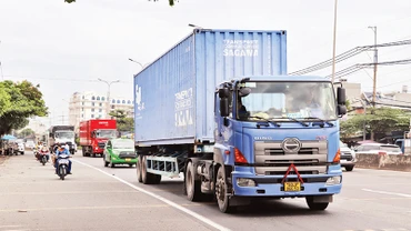 Hệ thống hạ tầng giao thông Ðồng Nai chưa đồng bộ, chưa kết nối tốt khiến chi phí logistics cao. Trong ảnh: Giao thông trên Quốc lộ 51, đoạn qua địa bàn Ðồng Nai. 
