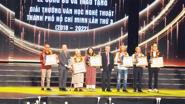 Trao giải thưởng Văn học nghệ thuật Thành phố Hồ Chí Minh lần thứ 3 cho các tác giả đoạt giải ở lĩnh vực văn học. 