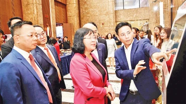 Lãnh đạo Thành ủy Hà Nội trải nghiệm các ứng dụng chuyển đổi số dùng chung ba cấp của thành phố. 