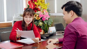 Khách hàng giao dịch tại Ngân hàng Agribank. (Ảnh Agribank) 