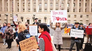 Người biểu tình ủng hộ USAID ở Washington, Mỹ. (Ảnh Getty Images) 