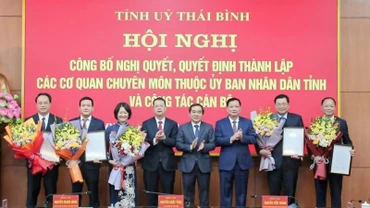 Ðại diện Thường trực Tỉnh ủy Thái Bình trao quyết định và tặng hoa chúc mừng năm giám đốc sở được bổ nhiệm sau hợp nhất, giảm đầu mối. 