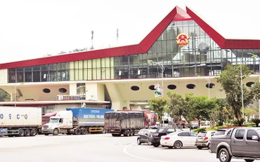 Tòa nhà Trung tâm cửa khẩu quốc tế Hữu Nghị, Ðồng Ðăng (Lạng Sơn) được xây dựng khang trang. 