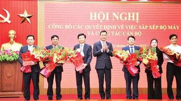 Bí thư Tỉnh ủy Quảng Bình Lê Ngọc Quang trao quyết định điều động, phân công lãnh đạo Ban Tuyên giáo và Dân vận Tỉnh ủy Quảng Bình. 