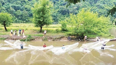 Du khách trải nghiệm đánh cá trên sông Năng, xã Nam Mẫu, huyện Ba Bể. (Ảnh THU CÚC) 