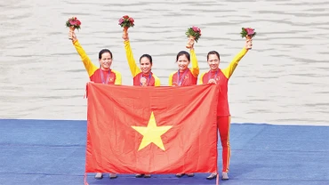 Ðội tuyển rowing nữ Việt Nam đoạt HCÐ nội dung thuyền 4 nữ hạng nặng một mái chèo. (Ảnh HOÀNG LINH) 